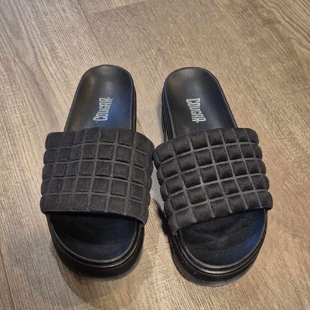 Cougar Textured Black Slide Sandals